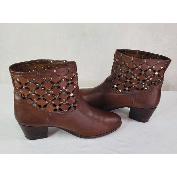 Frye Women Size 10 B Brown Leather Courtney Studded Ankle Boots 71067 Bootie - Picture 7 of 10